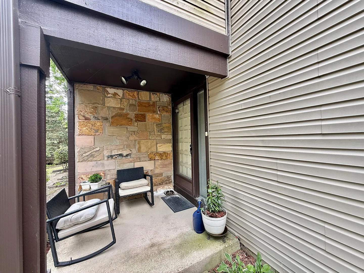 3 bed, 1.5 bath, 1370 sqft, $2,500 — Photo 3