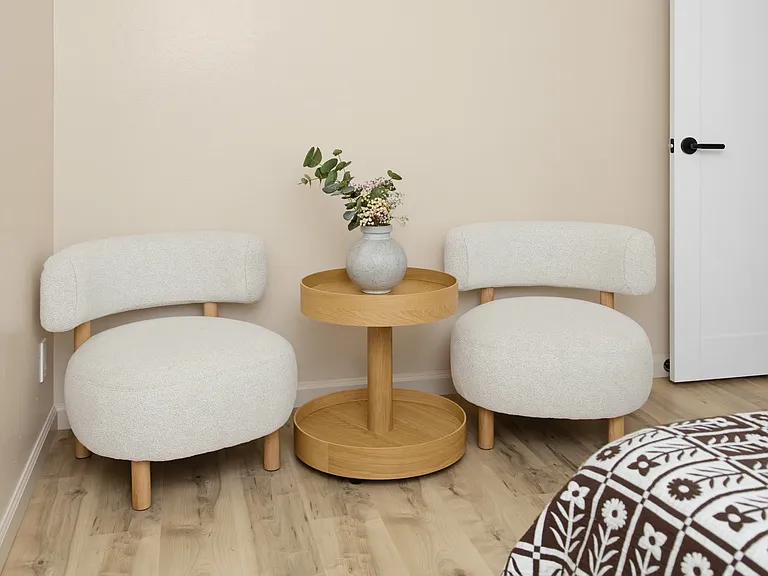 Guest room with comfortable lounge chairs (Pic 2)