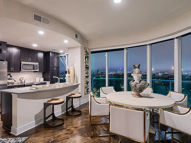 Kitchen Living room with stunning views, hardwood flooring and floor to ceiling windows