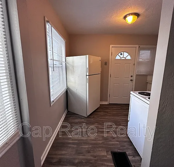 322 S Powell Ave — Photo 5