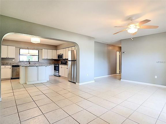 5th image of 141 Lake Deer Dr E