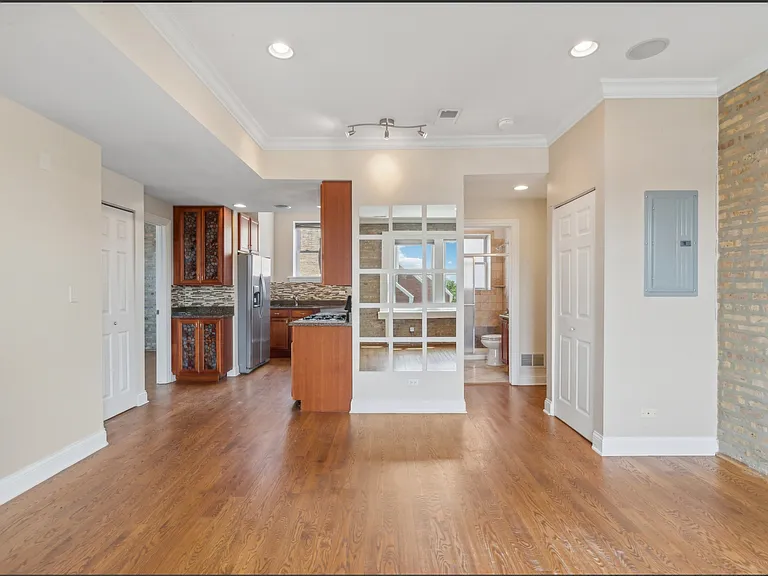 6146 N Ravenswood Ave — Photo 2