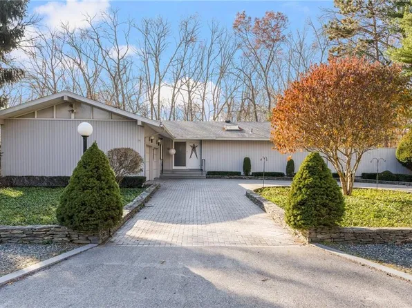 2 Lampercock Ln, Lincoln, RI 02865