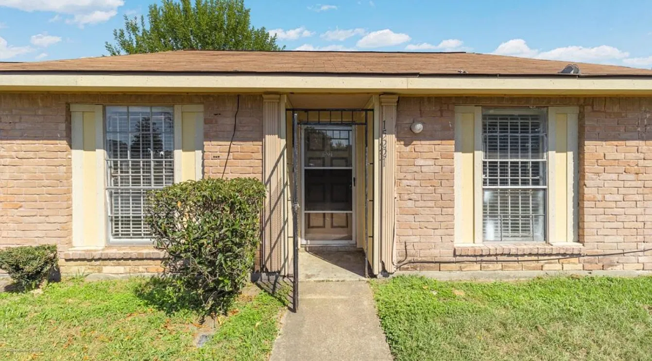 15221 Buckle Ln — Photo 2