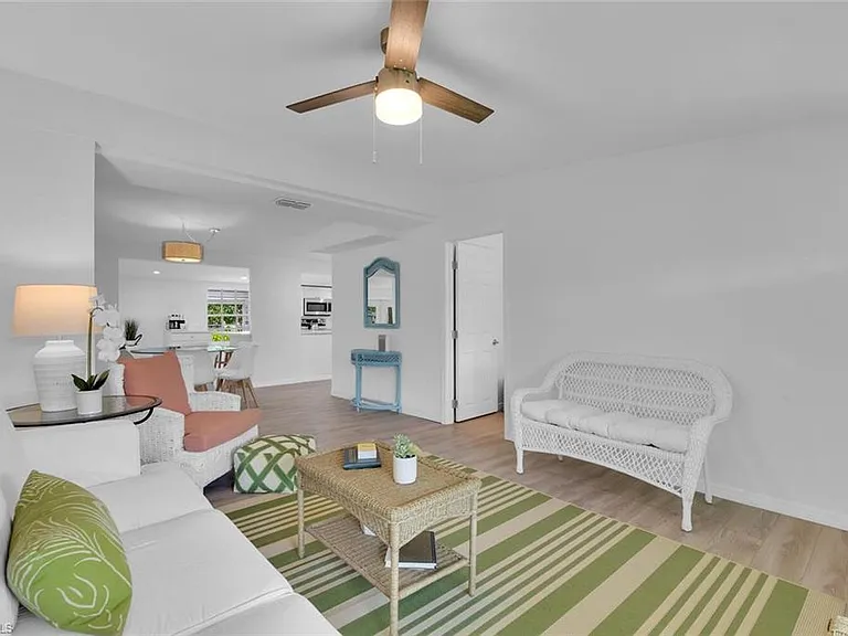 2048 Holiday Ln — Photo 4