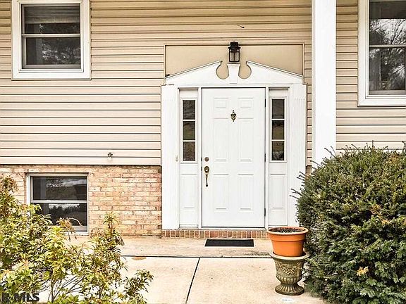 2nd image of 1624 Oxford Cir