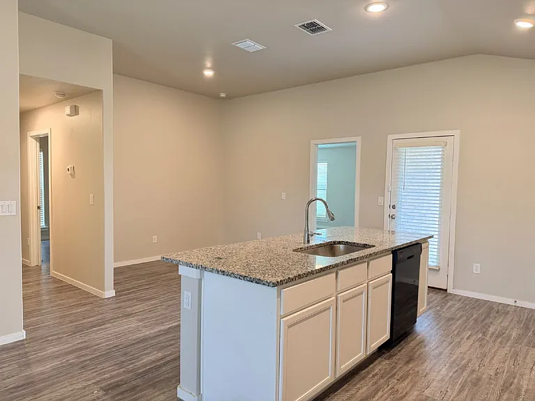 2120 N Texas Ave — Photo 7