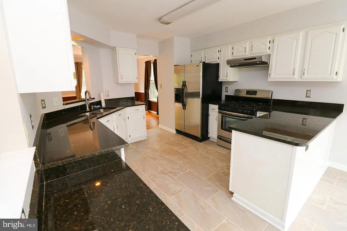 3 bed, 3.5 bath, 2021 sqft, $3,490 — Photo 4