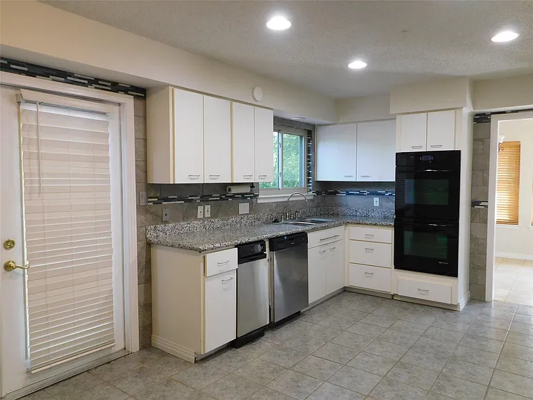 1006 Porpoise St — Photo 12