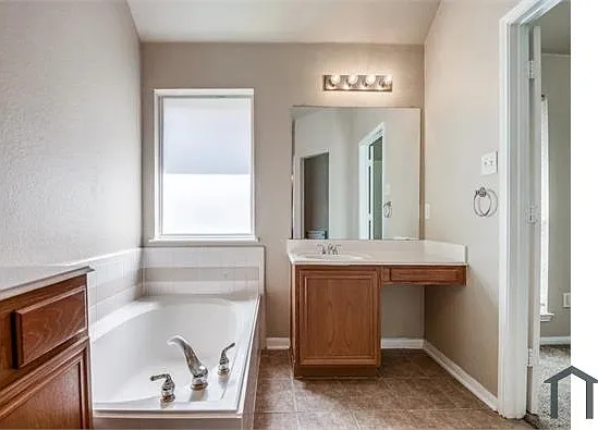 6 bed, 2375 sqft, $5,219 — Photo 4