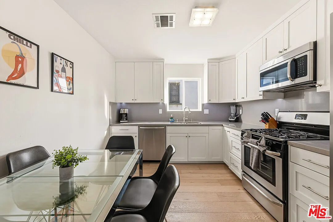 3 bed, 2.0 bath, 1122 sqft, $4,300 — Photo 1