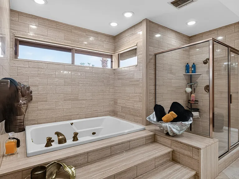 216 W Kavenish Dr — Photo 20
