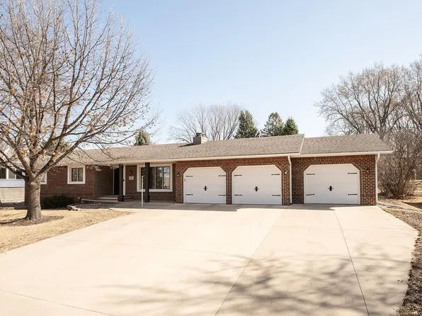 107 Kansas Ave NW, Orange City, IA 51041