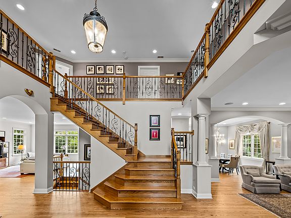 2nd image of 911 Queens Ln
