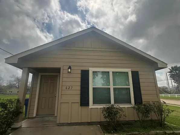 627 W Live Oak St, Angleton, TX 77515