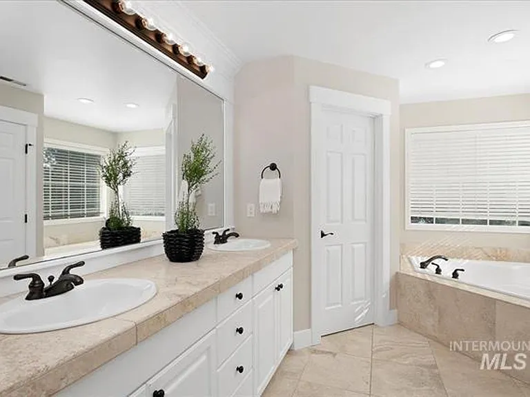 2259 N Sevenoaks Way — Photo 12