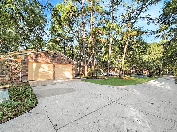 Huge Driveway for extra parking!