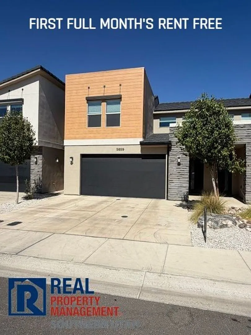 Townhome in South Desert — Photo 1