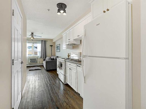 3rd image of 10402 S 111th St #228