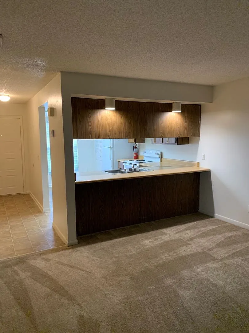 2 BR / 2 BA Condo In University Hylands — Photo 2