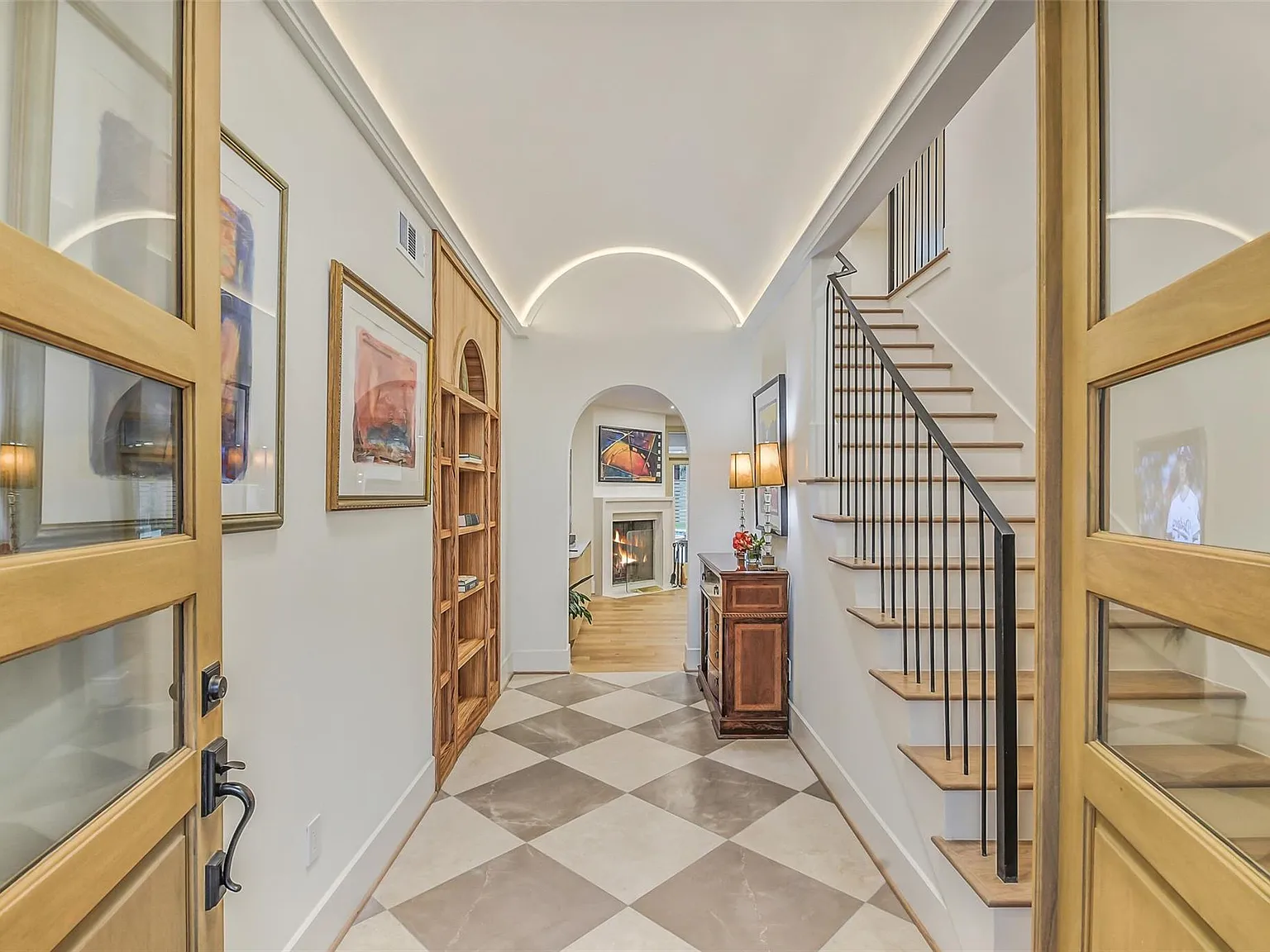 5 bed, 4.5 bath, 5561 sqft, $9,000 — Photo 2
