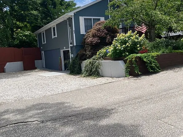 63 17th St, Wading River, NY 11792