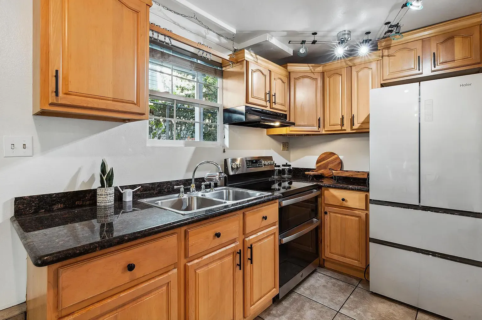 2 bed, 883 sqft, $2,200 — Photo 3