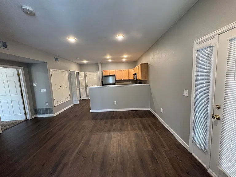 1002 Lucca Dr — Photo 2