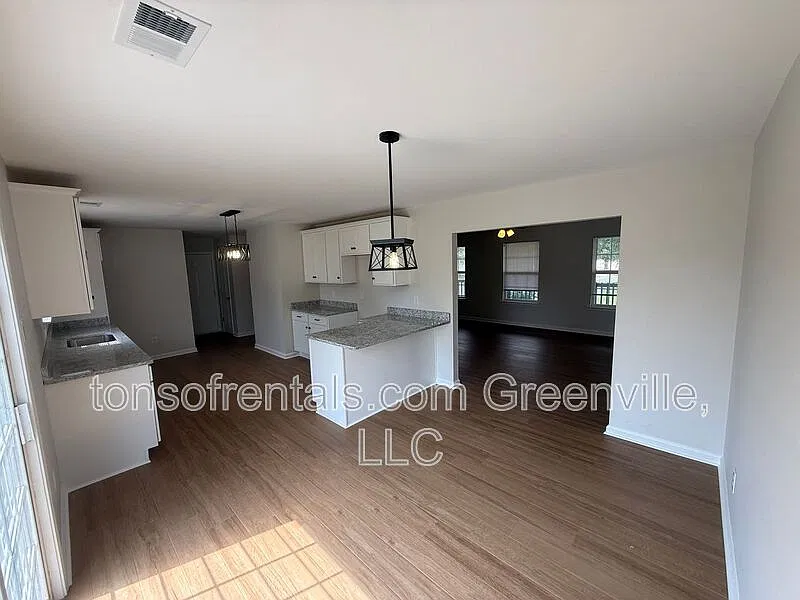 3 bed, 2.5 bath, 1914 sqft, $1,995 — Photo 3