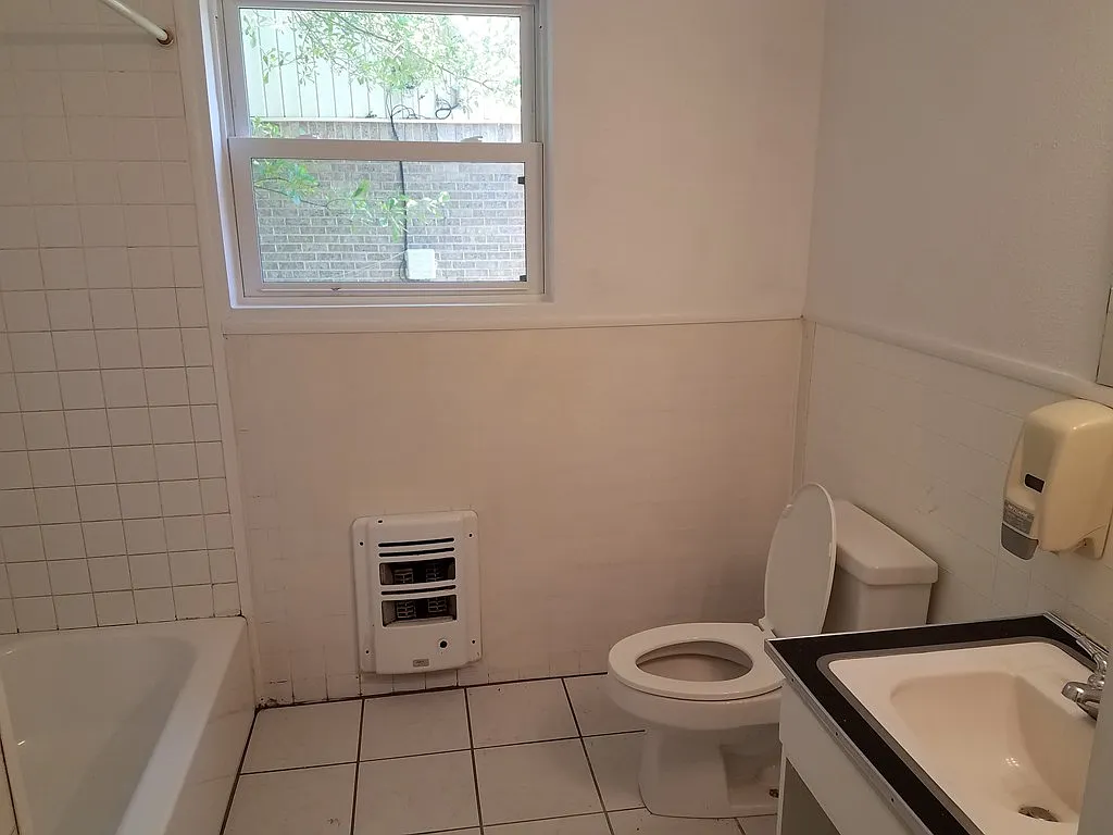 3 bed, 1.0 bath, 1390 sqft, $1,400 — Photo 4
