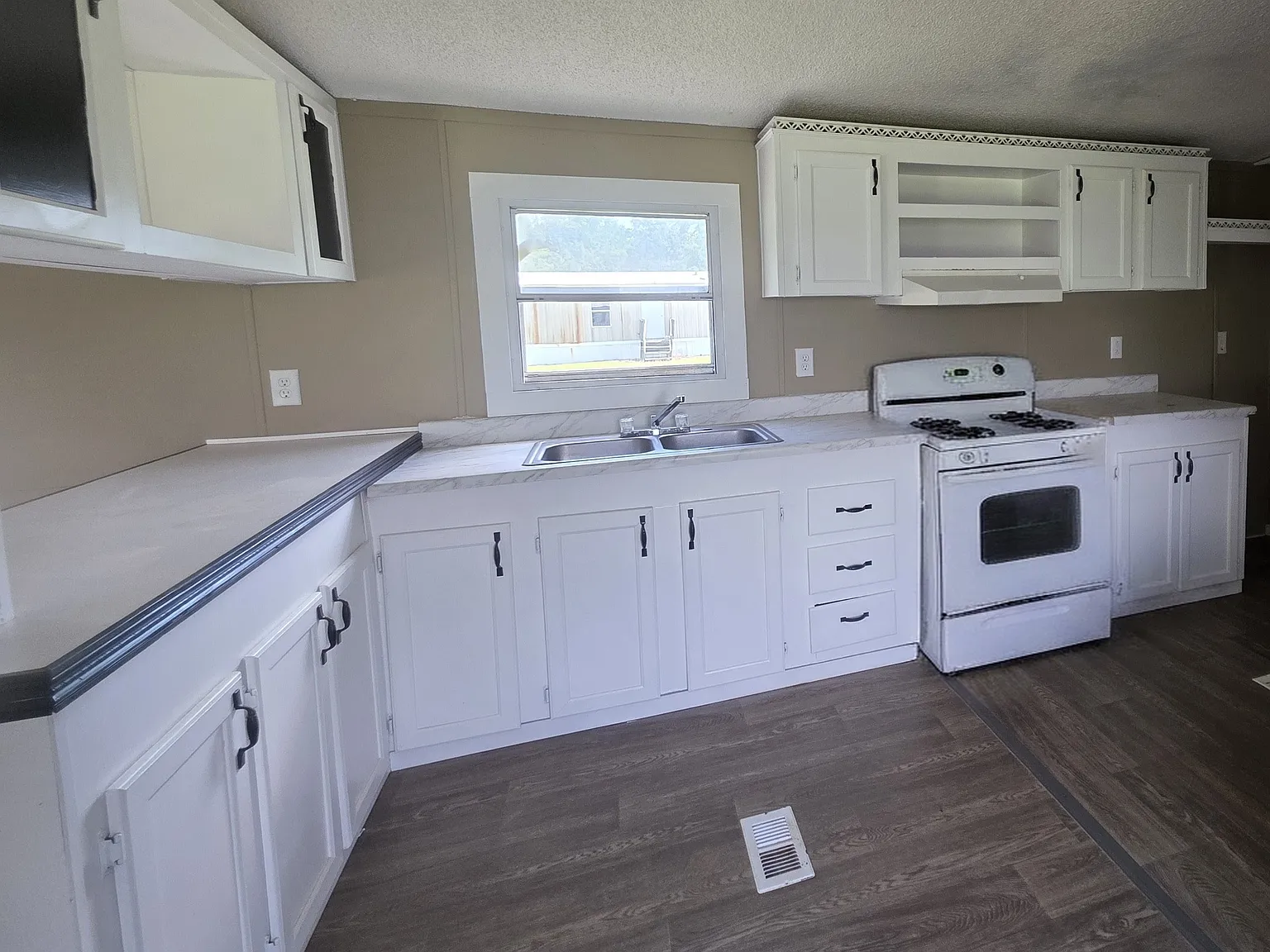 3 bed, 929 sqft, $1,000 — Photo 2