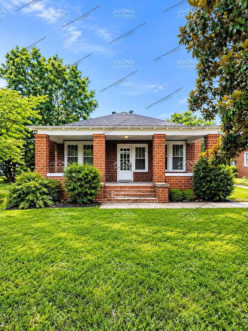 3 bed, 2.0 bath, 1432 sqft, $1,325 — Photo 1