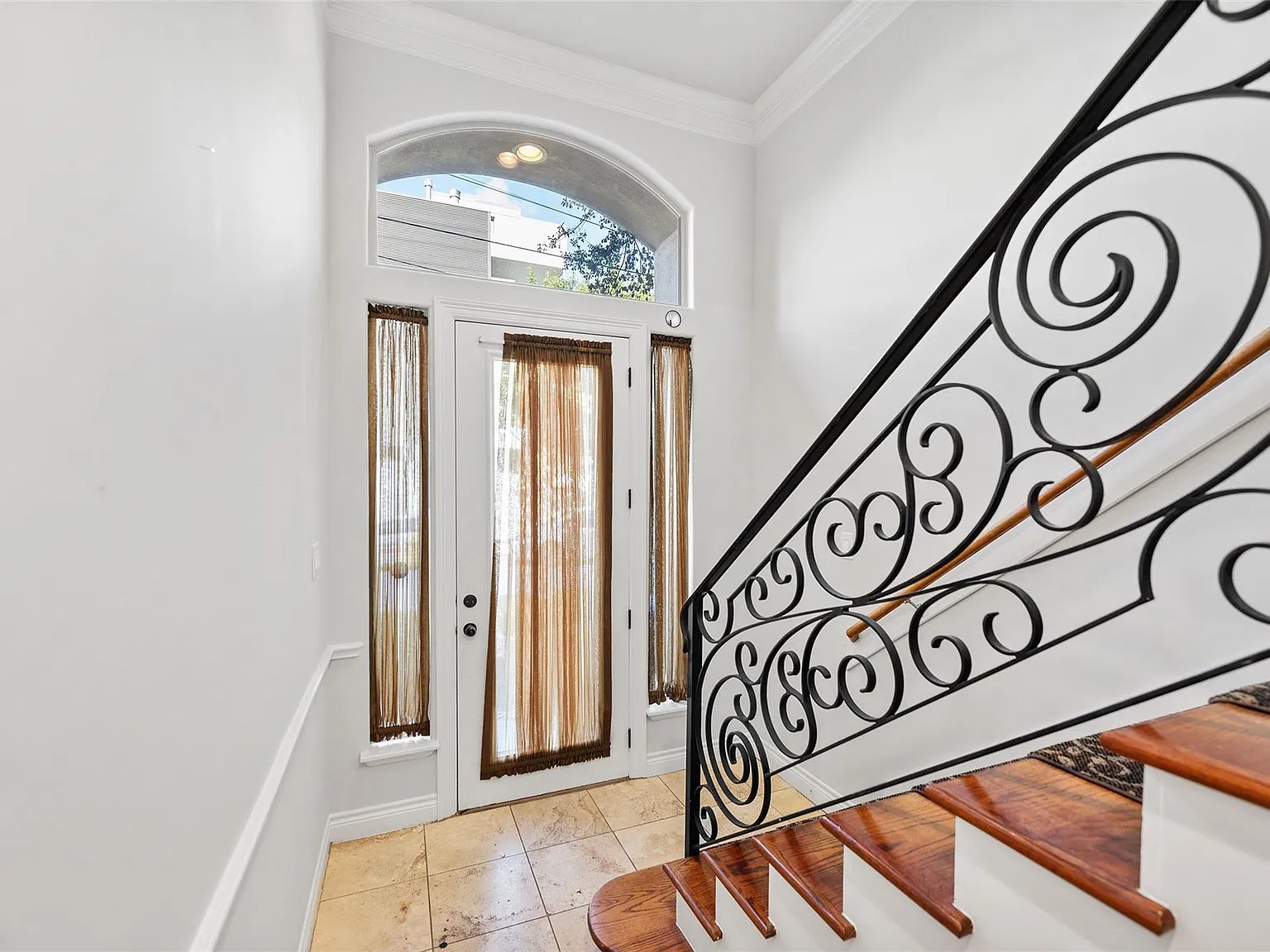 3 bed, 3.5 bath, 2218 sqft, $3,495 — Photo 3