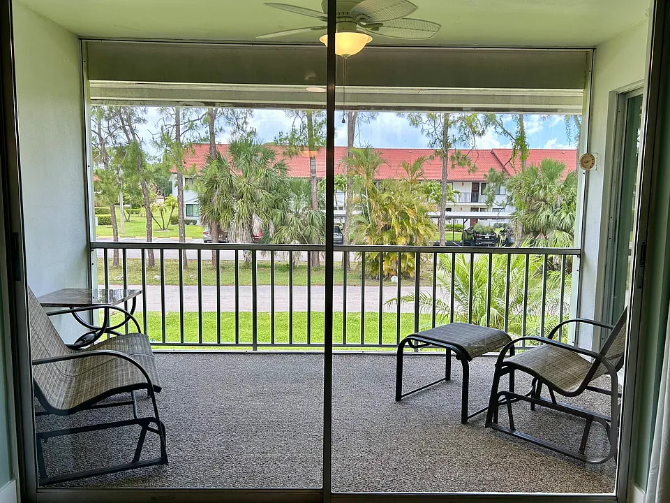 300 Valley Stream Dr #8