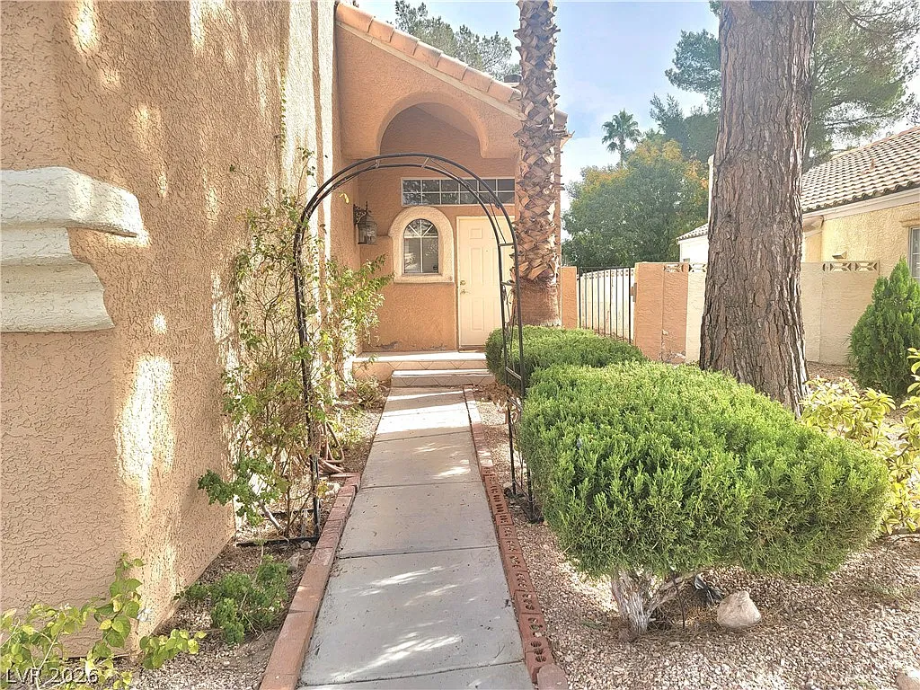 3 bed, 2.5 bath, 1597 sqft, $2,100 — Photo 2