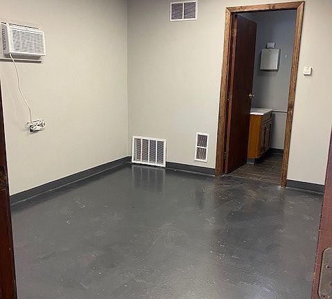 4th image of 208 S Illinois St #1