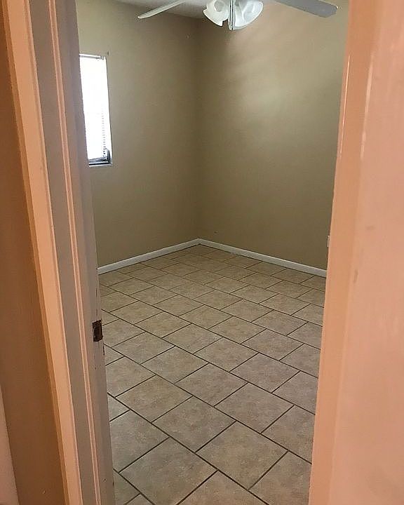 1st image of 806 1st St NE