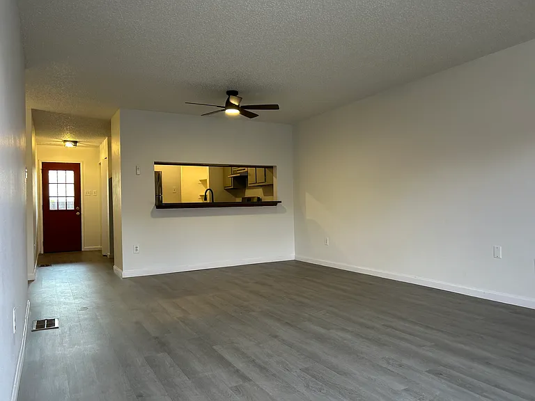 1855 Girard Blvd NE — Photo 8