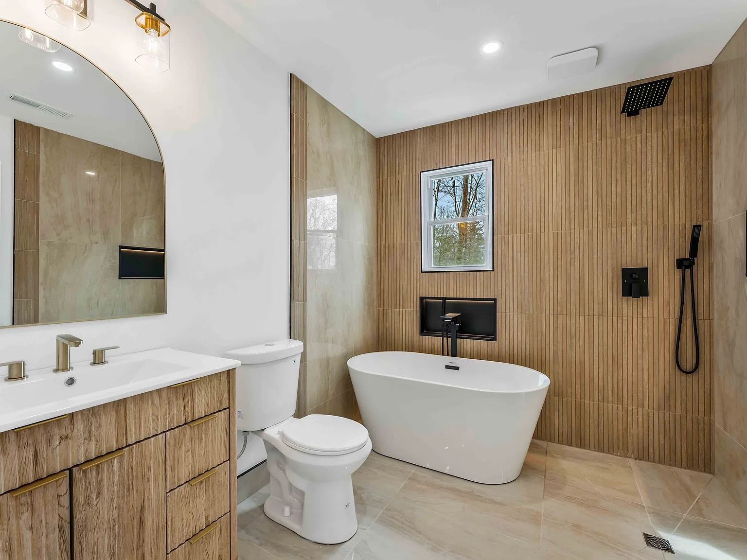 5 bed, 2016 sqft, $2,750 — Photo 2