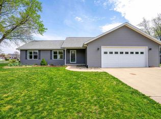 2802 Deveron Cir, Pekin, IL 61554