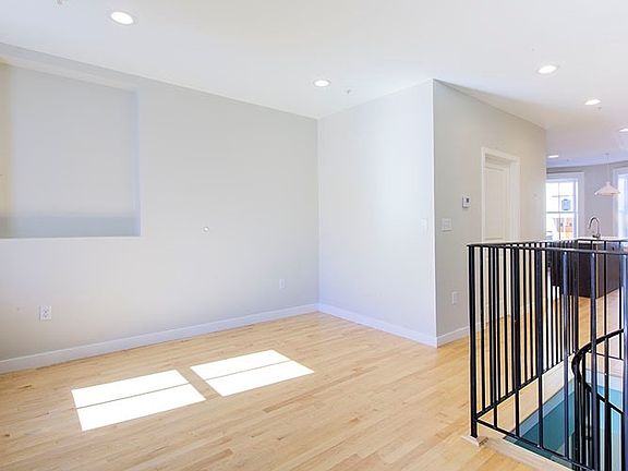 5th image of 121 Saratoga St