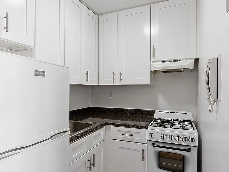 200 E 15th St #14J — Photo 4