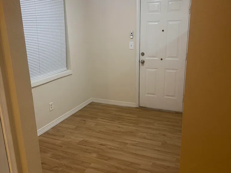 812 Texas Ct — Photo 4