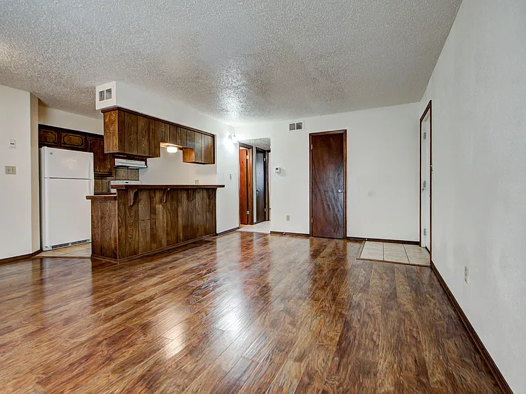 1331 Glen Oaks Ct #4 — Photo 6