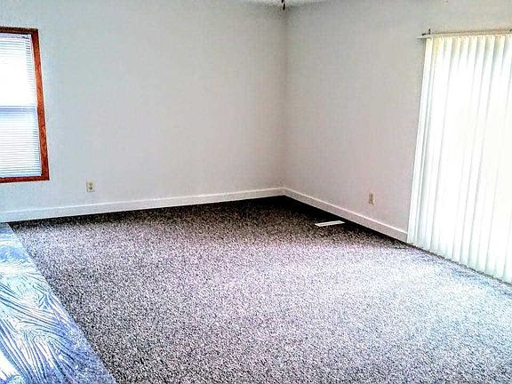 3rd image of 511 2nd Ave NE