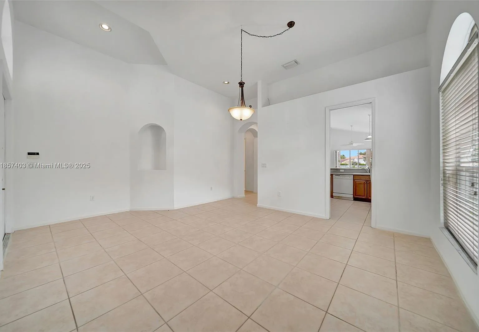 4 bed, 2174 sqft, $4,100 — Photo 4