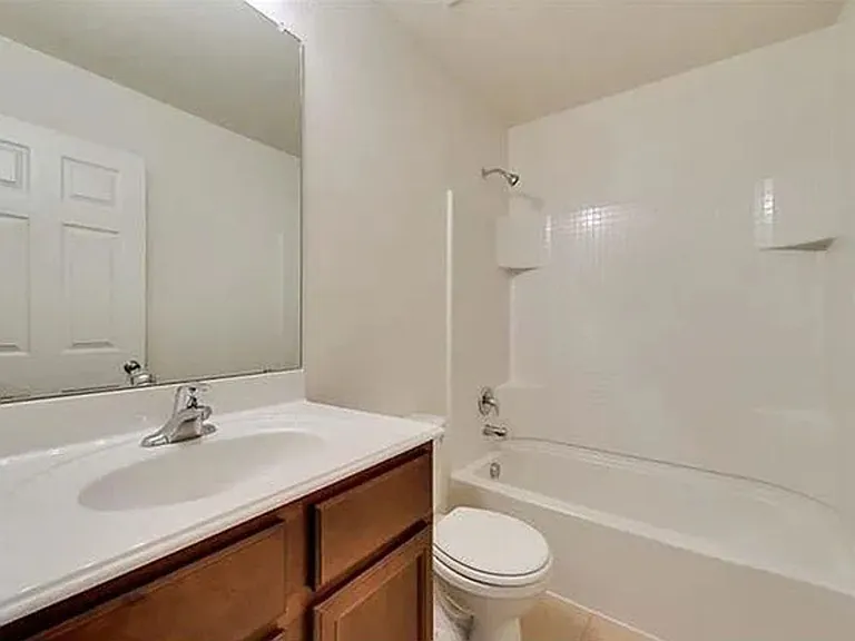 1323 Chapman Dr — Photo 7