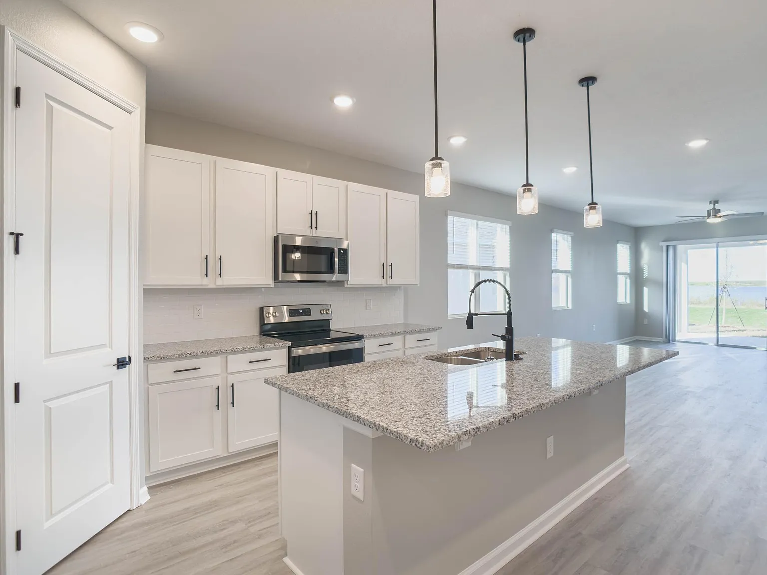 992 Griffon Ave — Photo 4