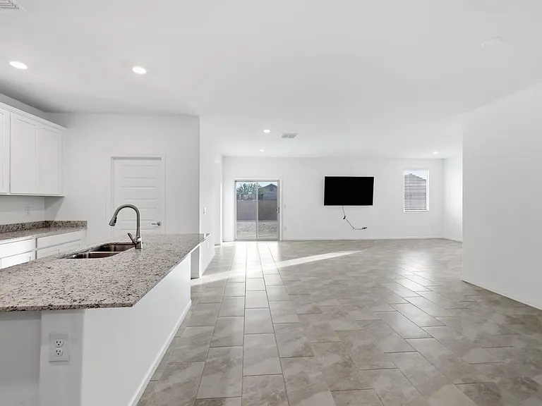 12395 N Pomeroy Ave — Photo 3
