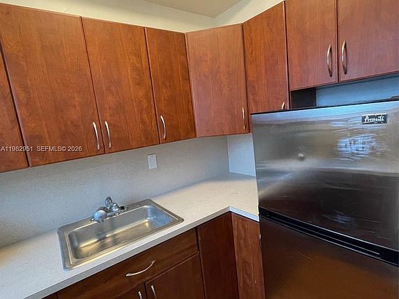 4th image of 1611 Michigan Ave APT 15